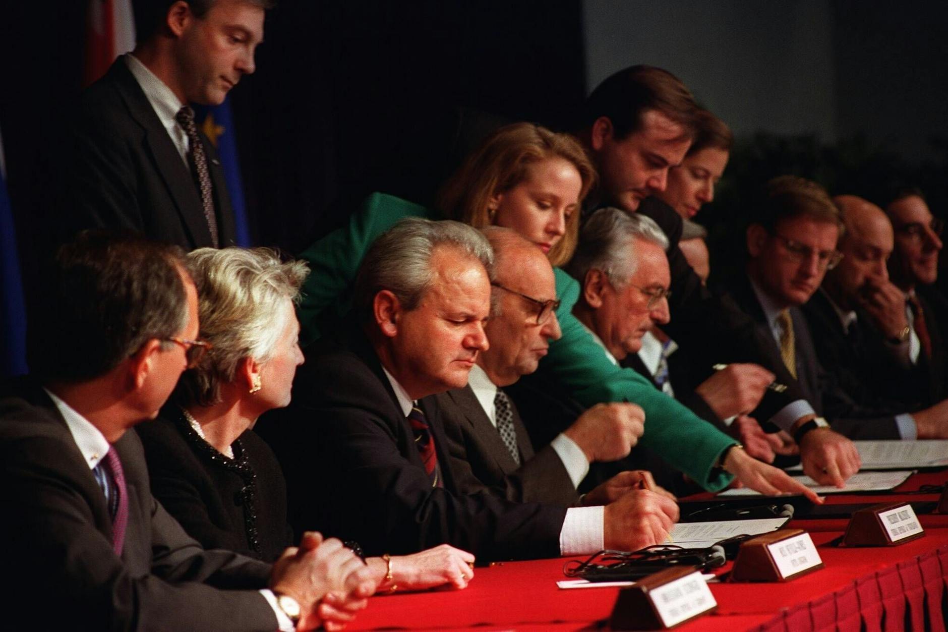 21. November 1995: Slobodan Milosevic, Alija Izetbegovic und Franjo Tudman paraphieren das Dayton-Friedensabkommen in der Wright-Patterson-Airforce-Base.