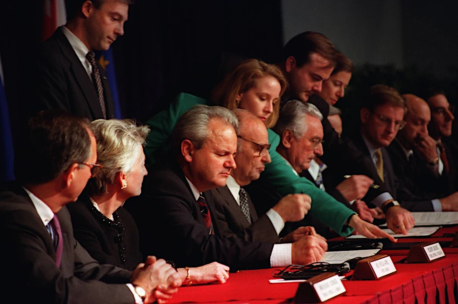 21. November 1995: Slobodan Milosevic, Alija Izetbegovic und Franjo Tudman paraphieren das Dayton-Friedensabkommen in der Wright-Patterson-Airforce-Base.
