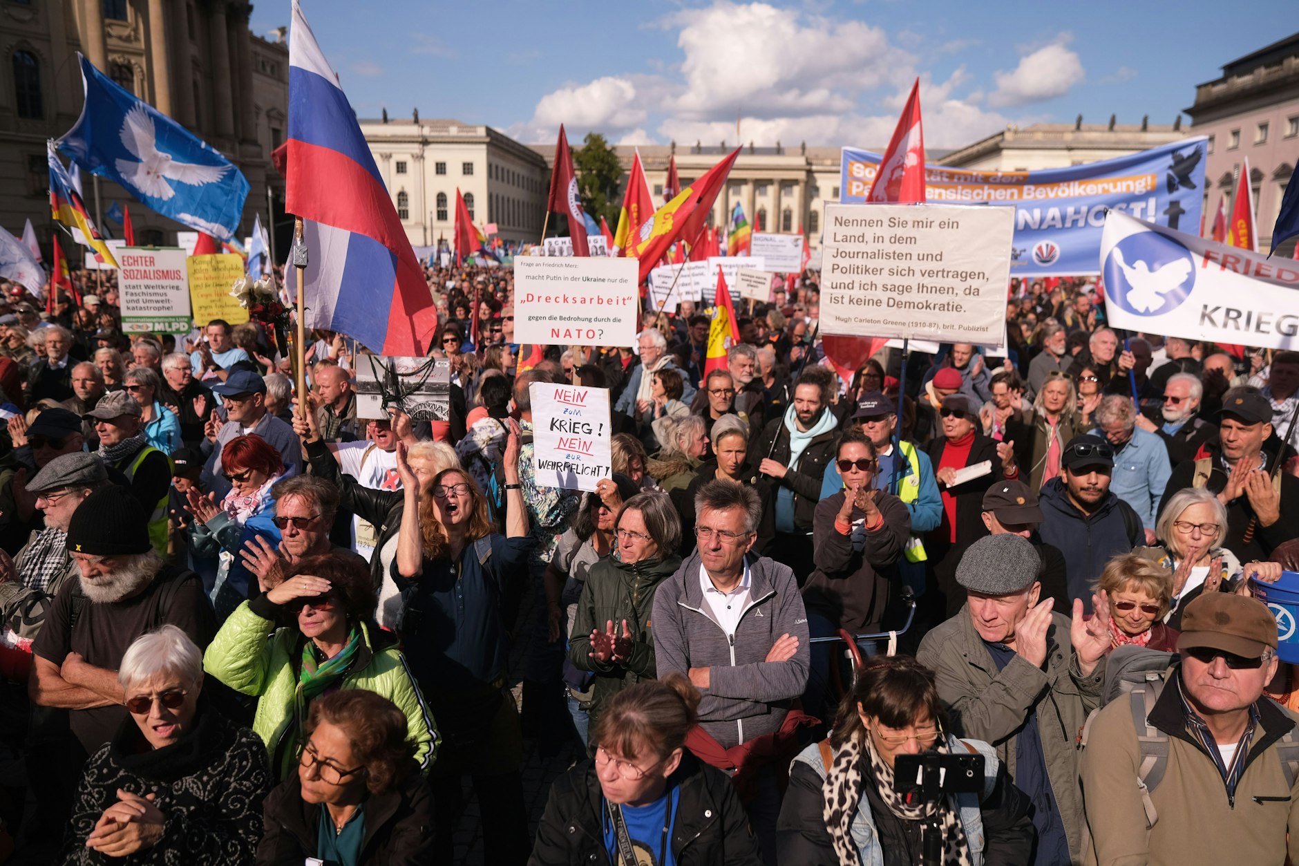 Mehrere Tausend Menschen kamen zur Friedensdemo am Bebelplatzin Berlin