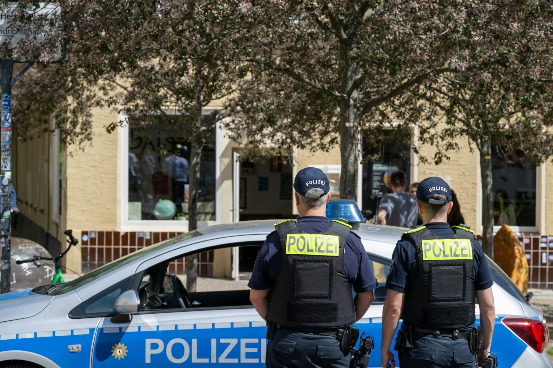 Polizeibeamte stehen vor dem Bajszel in der Emser Straße in Neukölln. Die Kulturkneipe hat sich öffentlich gegen Antisemitismus positioniert und wird immer wieder Ziel von Angriffen.