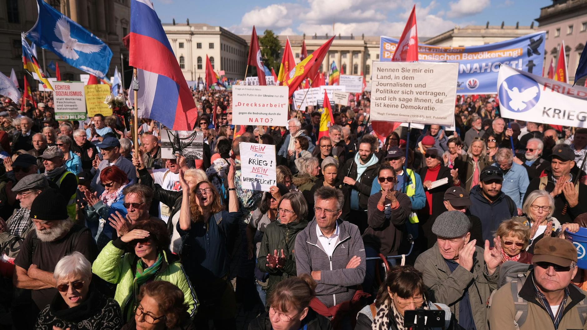 Tausende feierten den 3. Oktober am Brandenburger Tor. Und fast alle hatten sie eine Botschaft. Manche demonstrierten gegen Aufrüstung und Krieg.