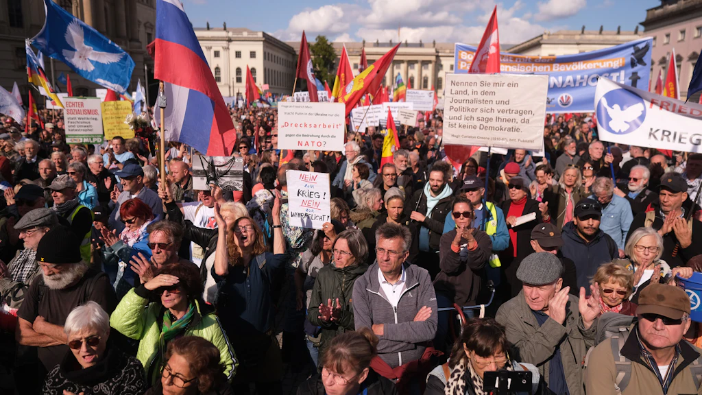 Tausende feierten den 3. Oktober am Brandenburger Tor. Und fast alle hatten sie eine Botschaft. Manche demonstrierten gegen Aufrüstung und Krieg.