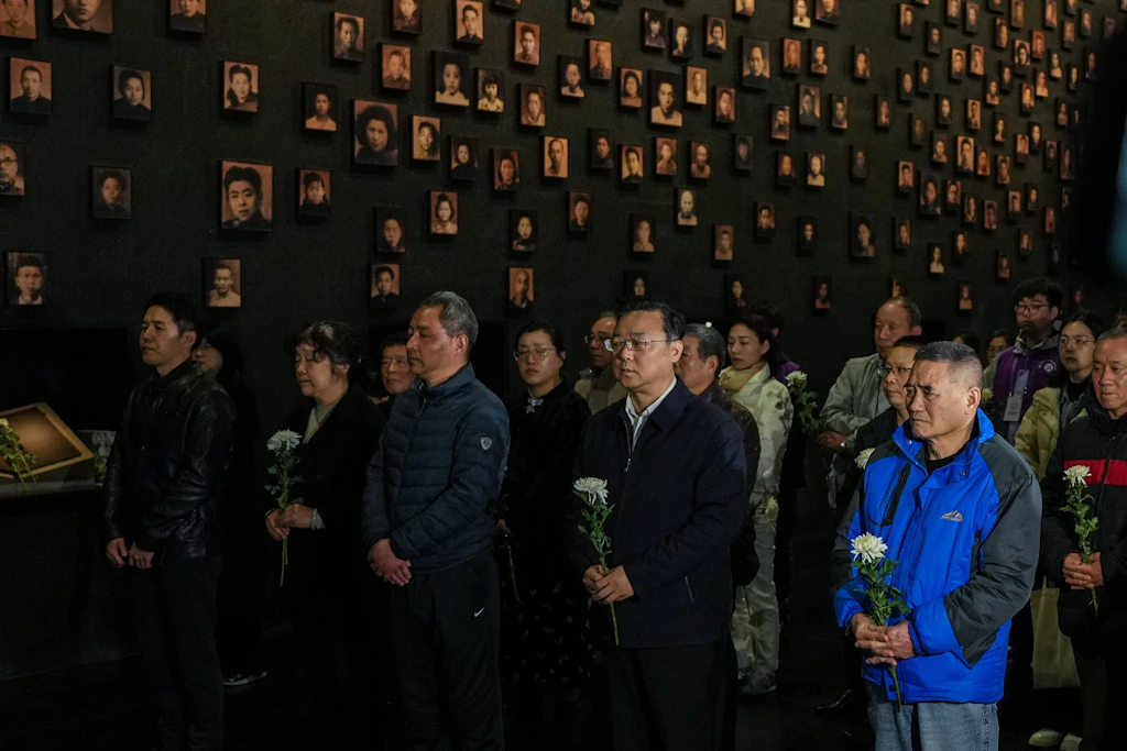 Teilnehmer einer Gedenkzeremonie in der Gedenkstätte für die Opfer des Massakers von Nanjing