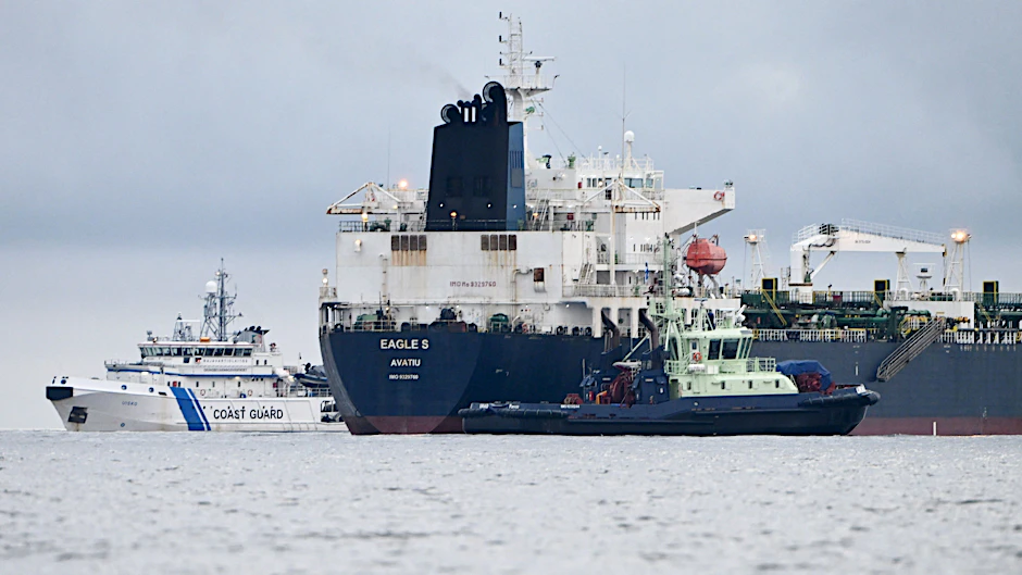 Der Öltanker Eagle S unter Flagge der Cook-Inseln liegt im Dezember 2024 im Finnischen Meerbusen bei Porkkalanniemi.
