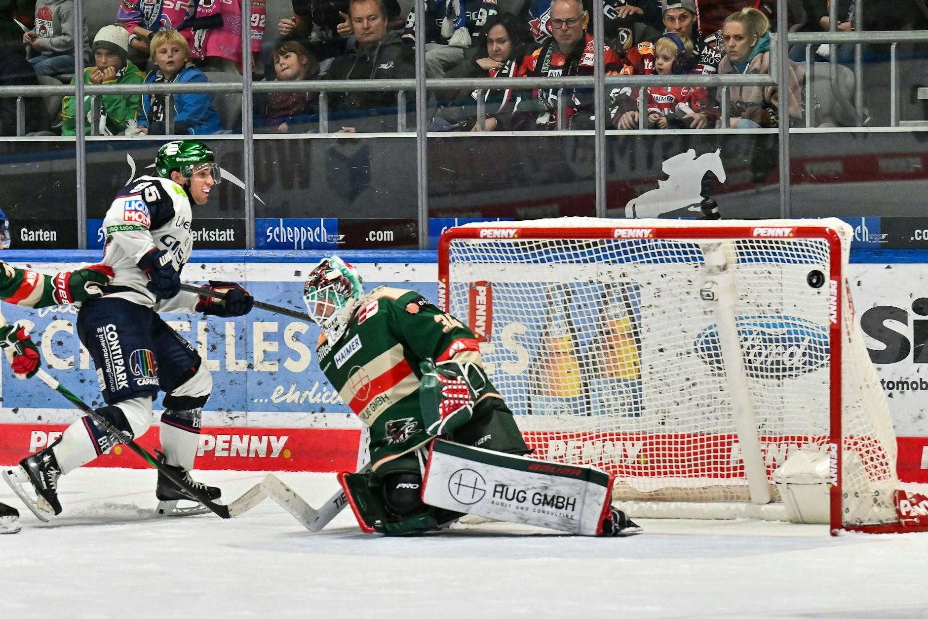 Der Moment der Entscheidung in Augsburg: Freddy Tiffels trifft zum Sieg für die Eisbären Berlin.