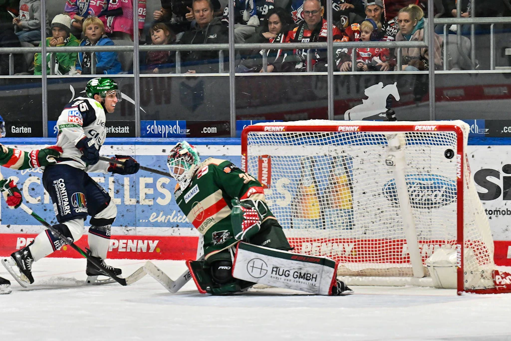 Der Moment der Entscheidung in Augsburg: Freddy Tiffels trifft zum Sieg für die Eisbären Berlin.