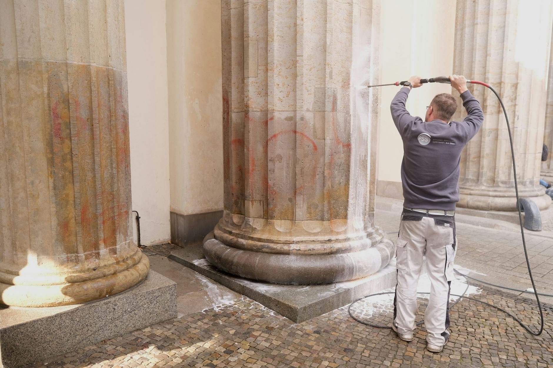 In oranger Farbe waren die Säulen des Brandenburger Tors beschmiert worden.
