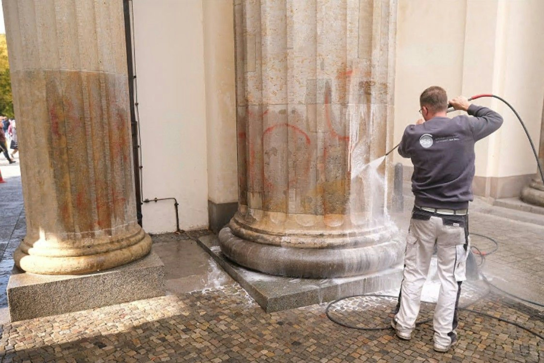 Das Brandenburger Tor wurde mal wieder beschmiert und muss gereinigt werden.