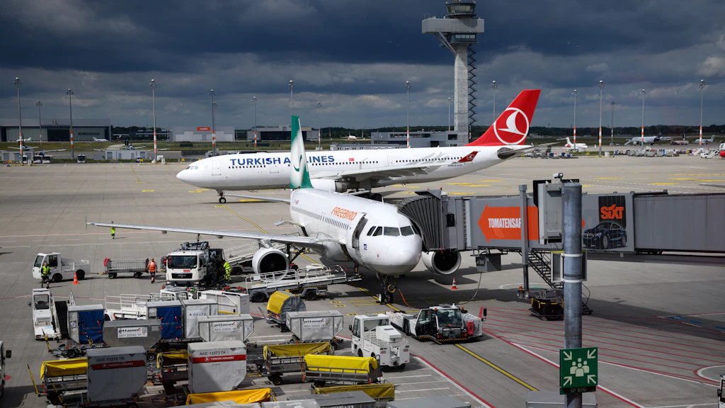 Ein Flugzeug wird am Flughafen Berlin Brandenburg (BER) abgefertigt. Fluggäste mussten sich seit einer Cyber-Attacke vor zwei Wochen auf Verzögerungen einstellen.