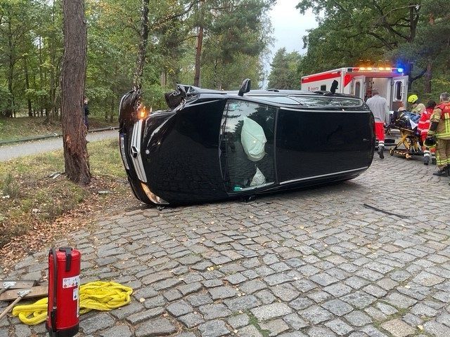 Unfall in Schmöckwitz: Auto prallt gegen Baum - zwei Kinder schwer verletzt