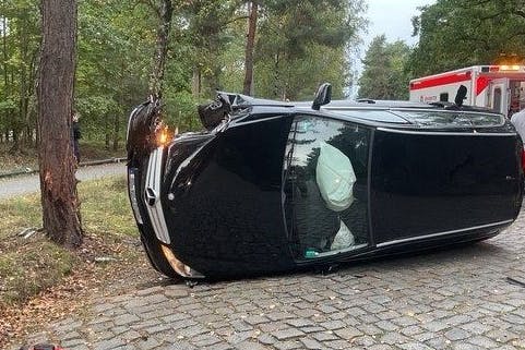 Das Auto landete nach dem Aufprall auf der Seite.