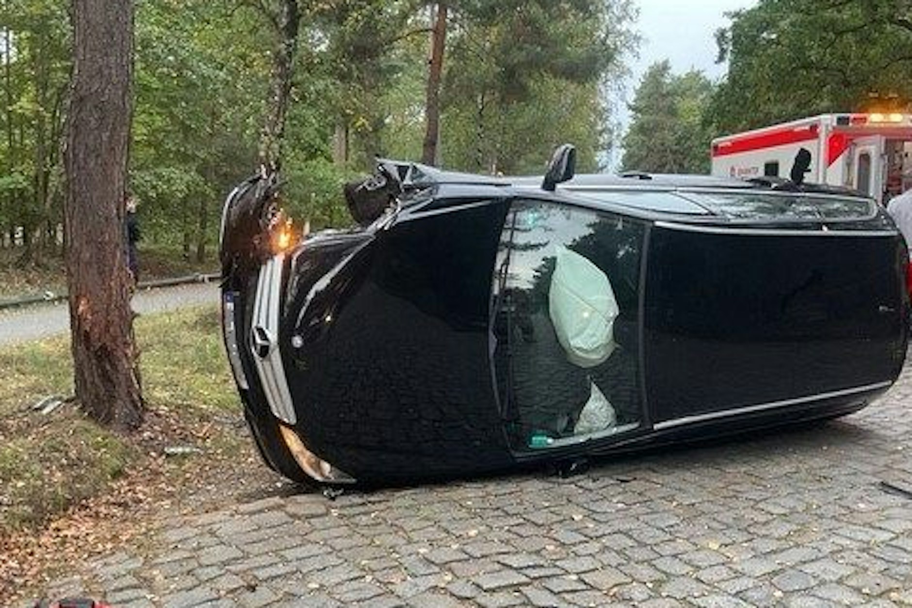 Das Auto landete nach dem Aufprall auf der Seite.