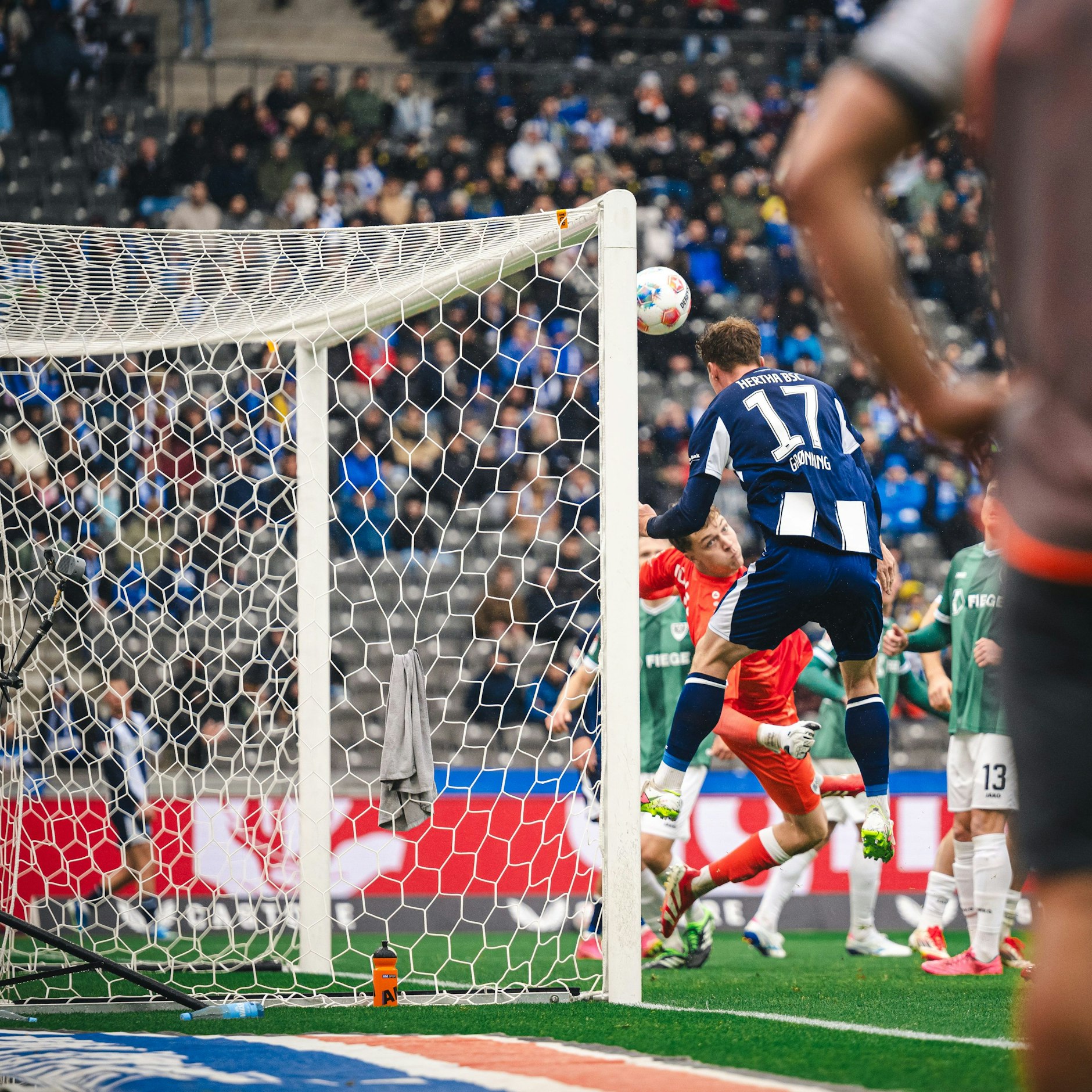 Nach einer Cuisance-Ecke drückt Sebastian Grönning den Ball über die Linie zum 1:0.