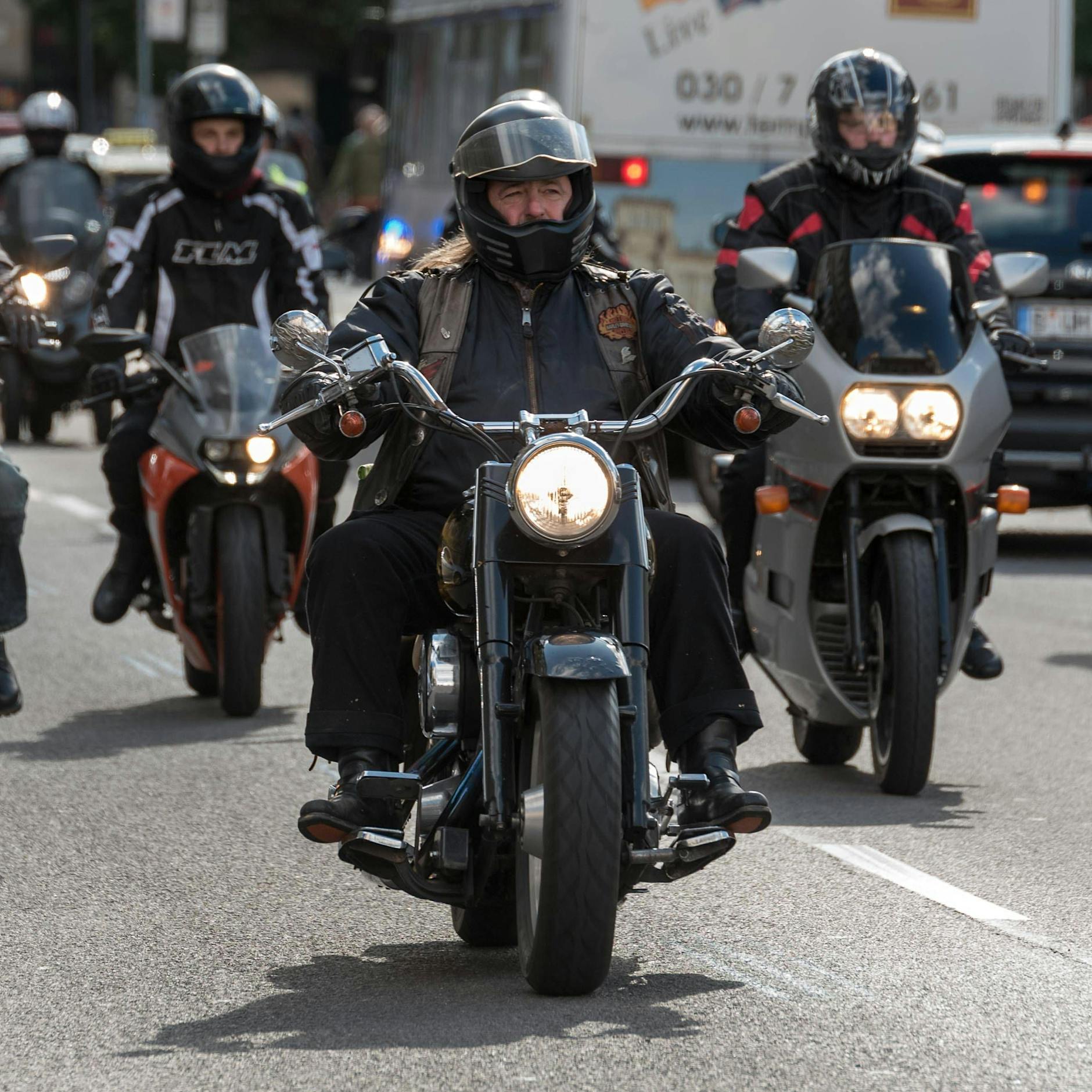 Mega-Korso: Motorradfahrer legen Sonntag Berlin lahm, Hupen verboten!