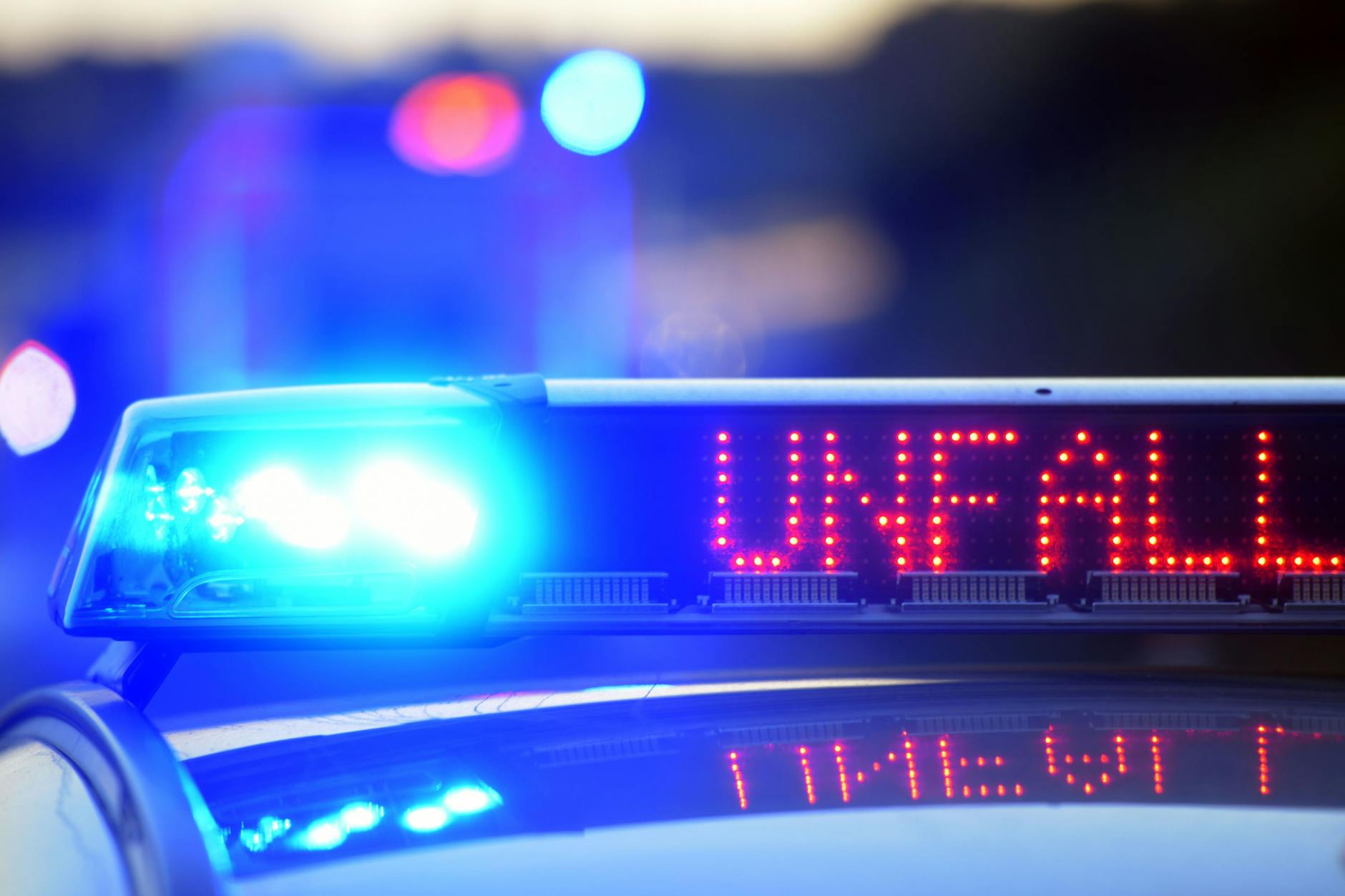Der Notruf kam am Freitagnachmittag: Ein Sportwagen war auf der A94 schwer verunglückt.
