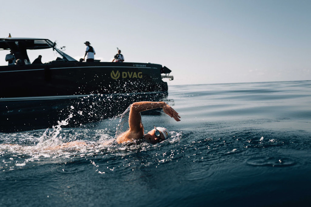 Die Extremschwimmerin Nathalie Pohl umrundete gemeinsam mit Schwimmpartner Andy Donaldson die Ferieninsel Ibiza.