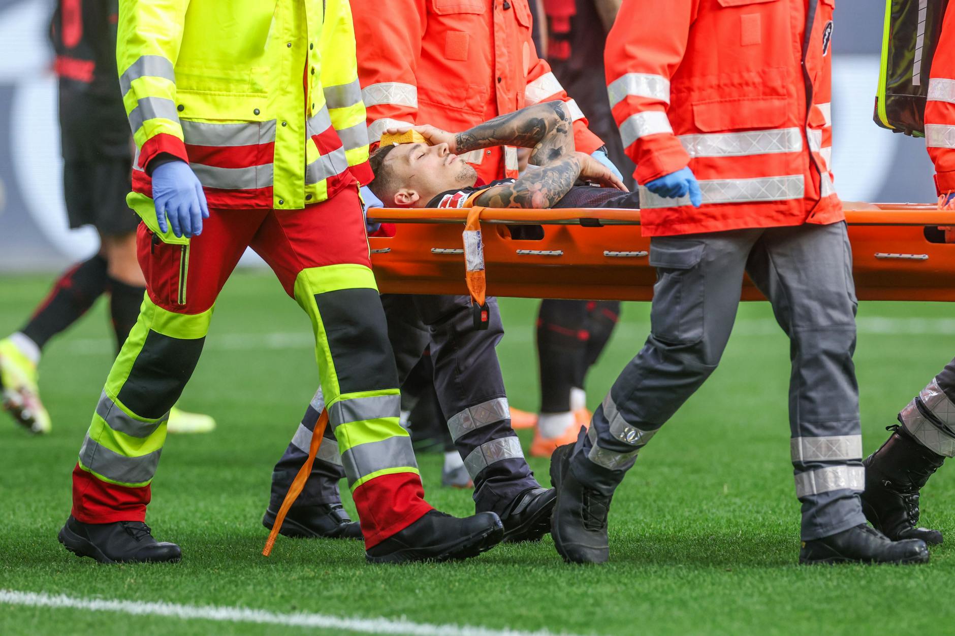 Leverkusens Kapitän Alejandro Grimaldo musste mit blutender Platzwunde vom Platz getragen werden. Einige Union-Fans zettelten peinliche Schmähgesänge an.