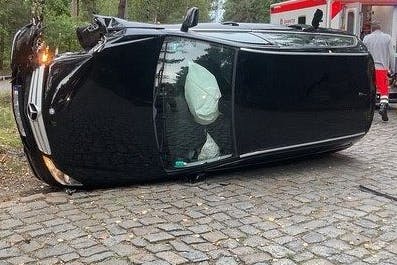 Der Wagen prallte erst gegen einen Baum und kippte dann auf die Seite.