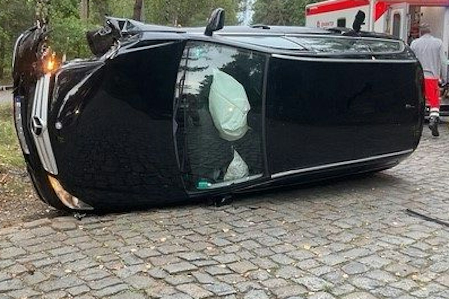 Der Wagen prallte erst gegen einen Baum und kippte dann auf die Seite.