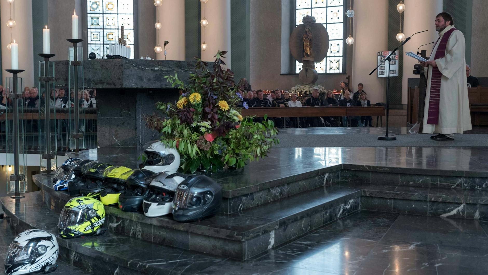Nach der Gedenkfahrt findet in der St. Hedwig Kathedrale in Mitte ein Gedenkgottesdienst statt.