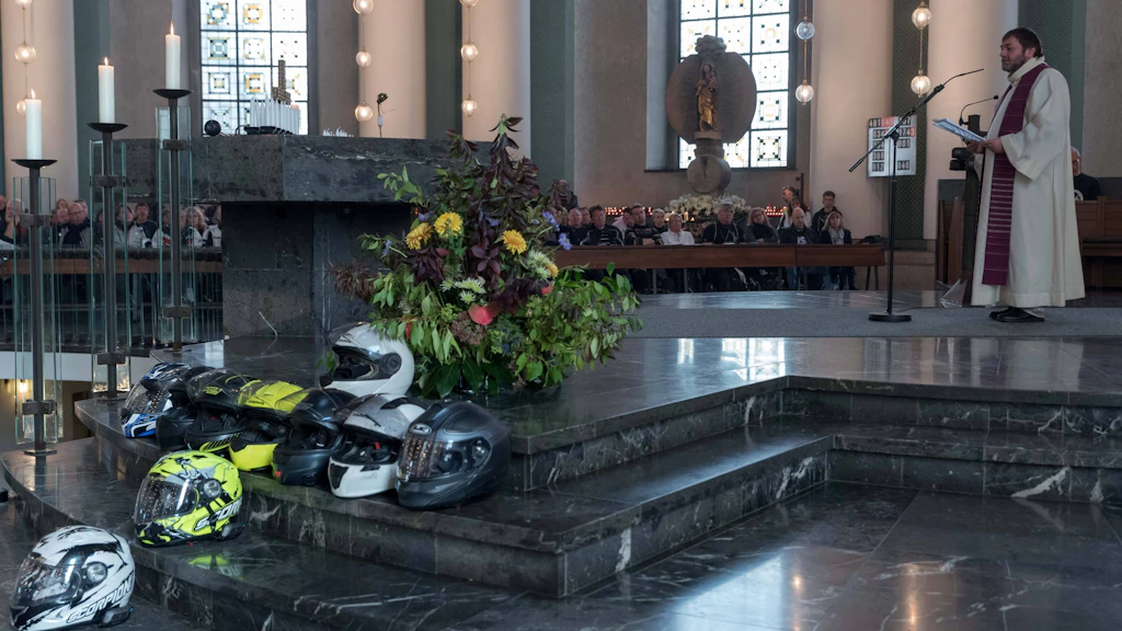 Nach der Gedenkfahrt findet in der St. Hedwig Kathedrale in Mitte ein Gedenkgottesdienst statt.