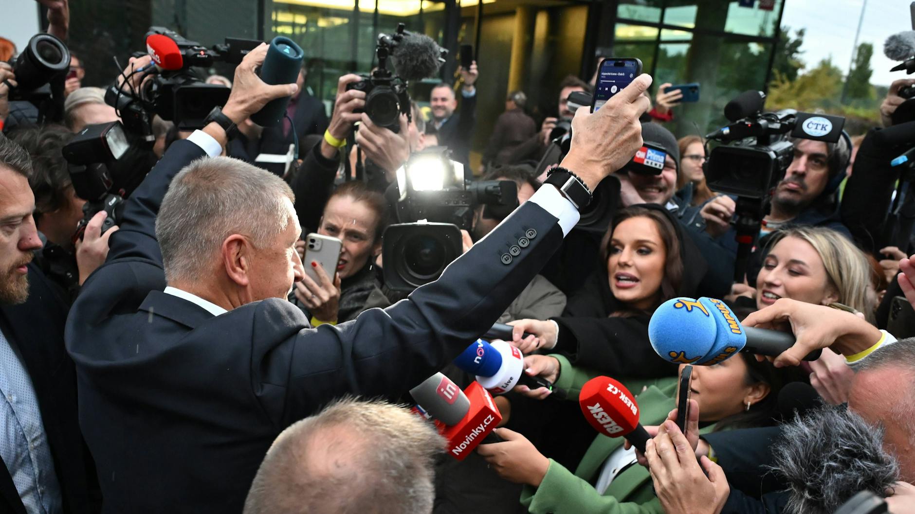 Nach seinem Sieg bei der Parlamentswahl in Tschechien ließ sich Andrej Babis feiern.