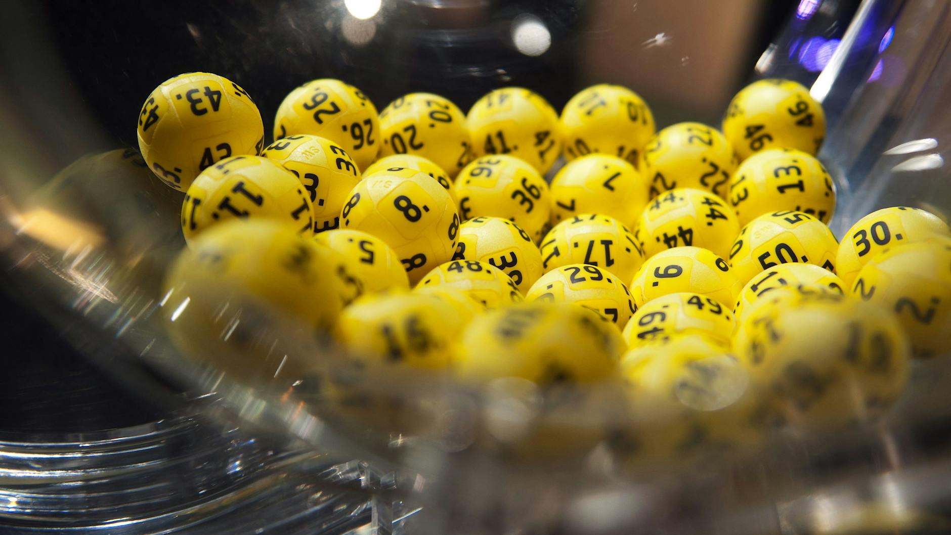 Die Zahlen für den Eurojackpot werden jeden Dienstag und Freitag gezogen. Der Gewinner des 120-Millionen-Jackpots aus Berlin ist noch immer nicht gefunden.