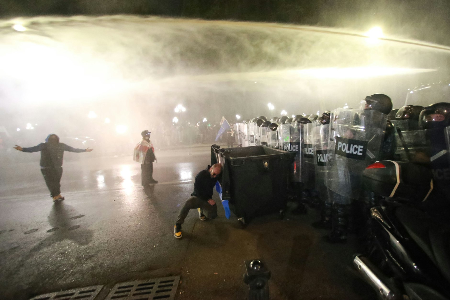 04.10.2025, Georgien, Tiflis: Die Polizei setzt einen Wasserwerfer ein, um Demonstranten während einer Kundgebung der Opposition aufzulösen.