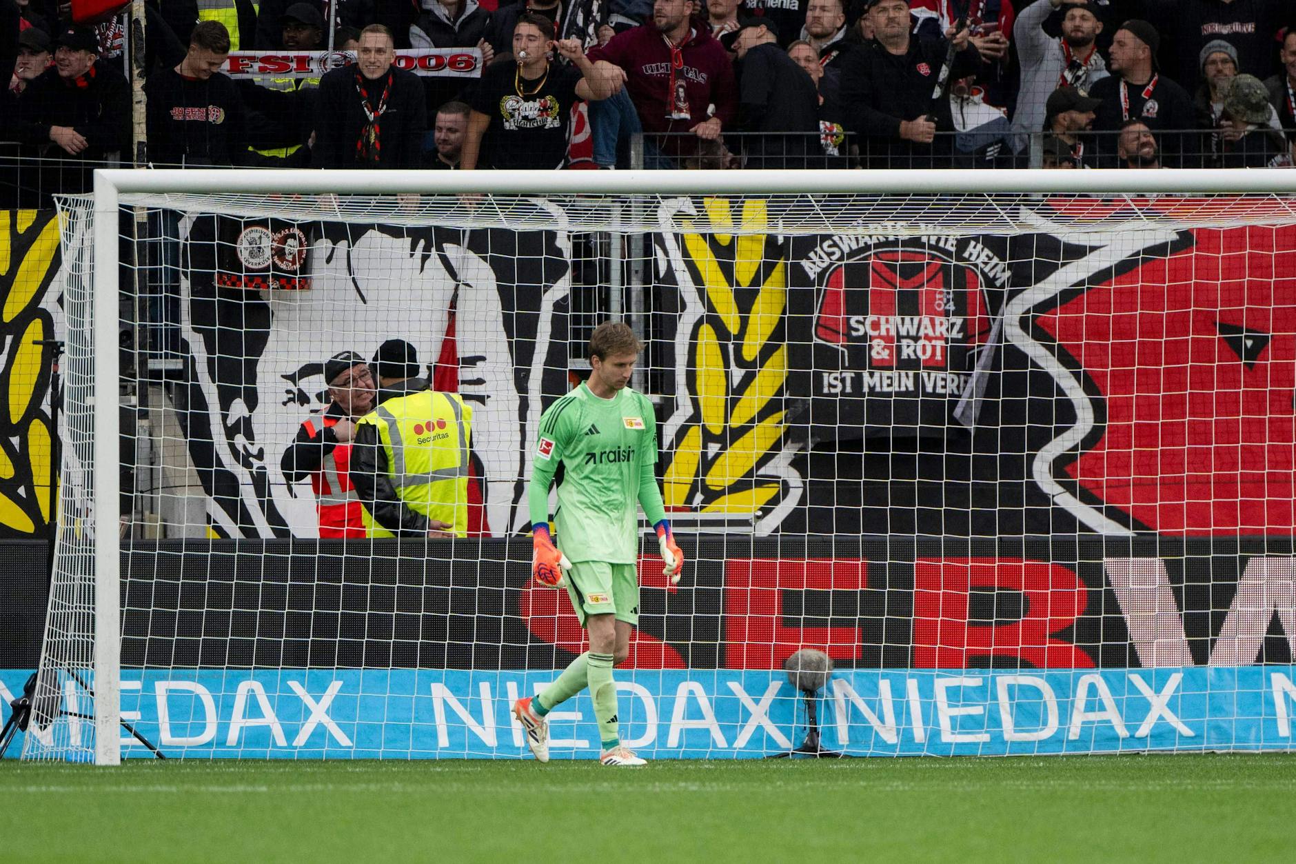 Frederik Rönnow patzte vor dem zweiten Union-Gegentor bei der Niederlage in Leverkusen schwer.