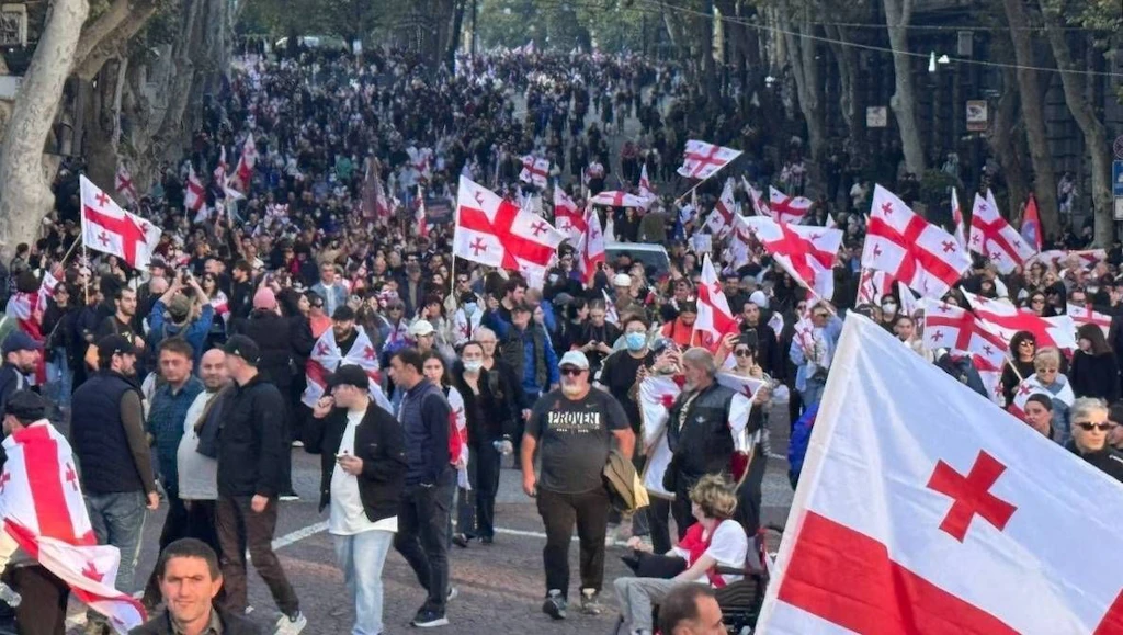 Gürcistan'da Yükseliş – Tiflis'de Göstericiler Fırtına Başkanlık Sarayı