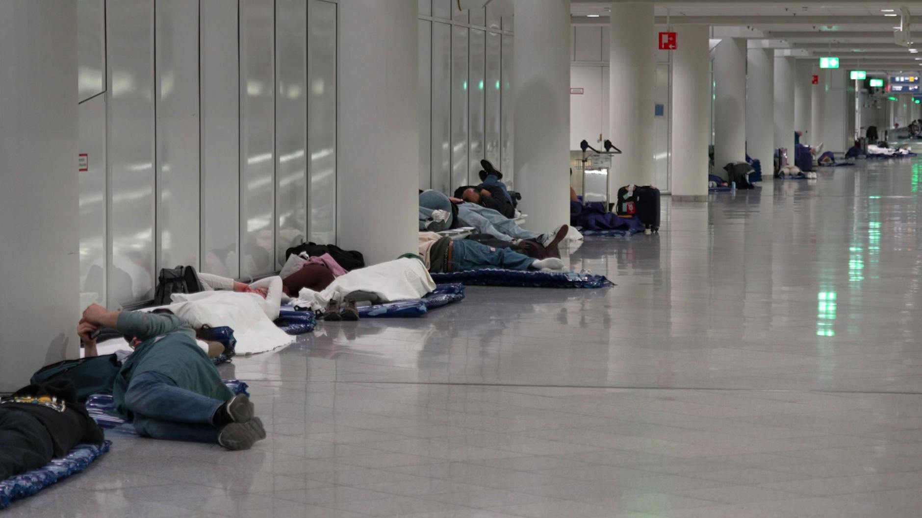 Wegen Drohnensichtungen musste der Münchner Flughafen komplett gesperrt werden. Passagiere schliefen in der Abfertigungshalle.