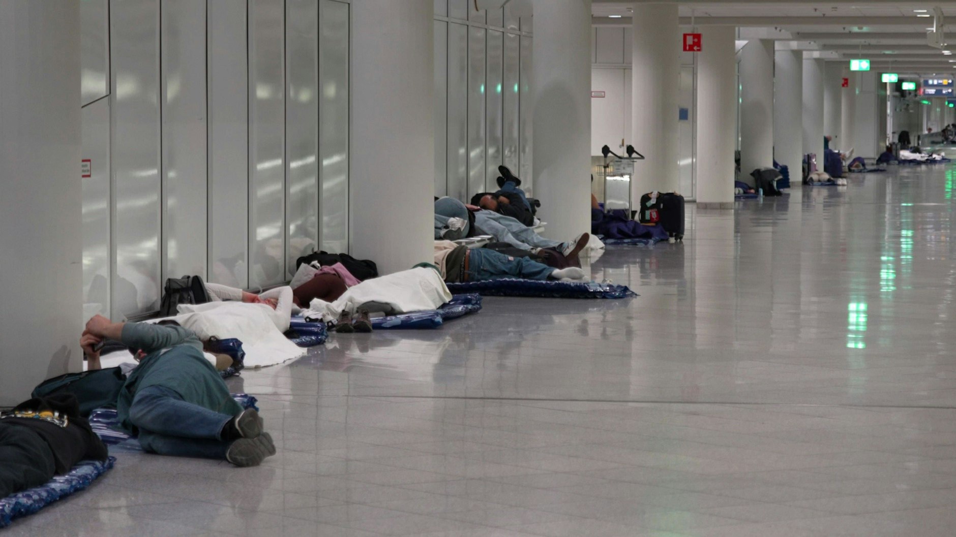 Wegen Drohnensichtungen musste der Münchner Flughafen komplett gesperrt werden. Passagiere schliefen in der Abfertigungshalle.