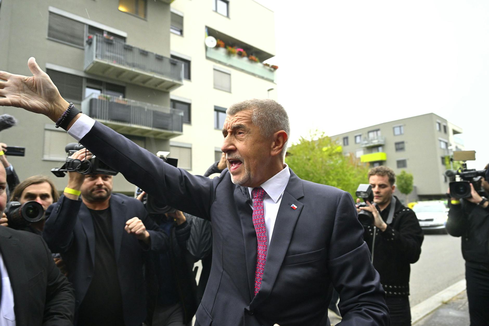 Der Vorsitzende der Oppositionsbewegung ANO (JA), Andrej Babis, reagiert nach der Bekanntgabe des Wahlergebnisses.