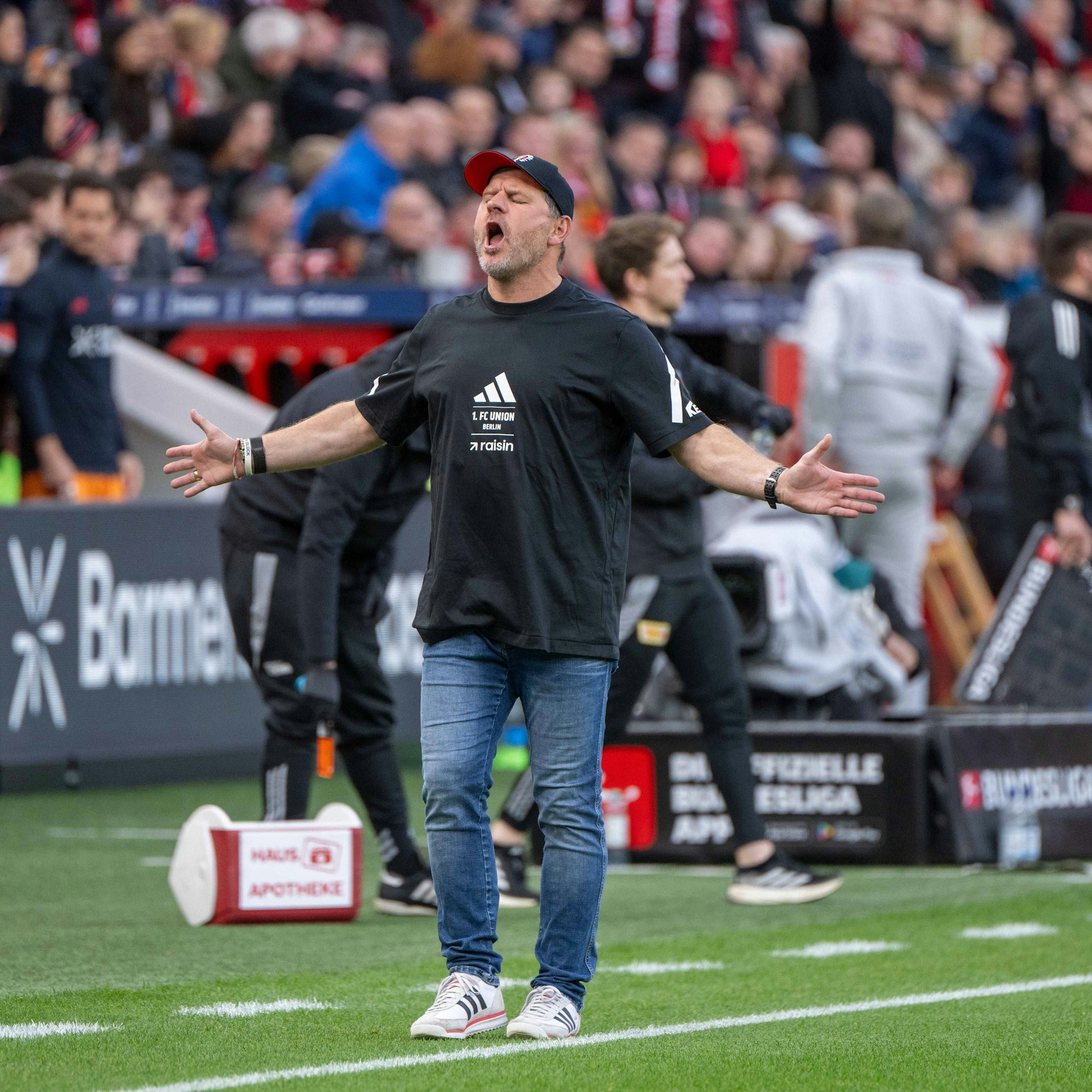 Union-Trainer Steffen Baumgart fordert die Fans auf , die Schmähgesänge gegen Leverkusens Grimaldo einzustellen.