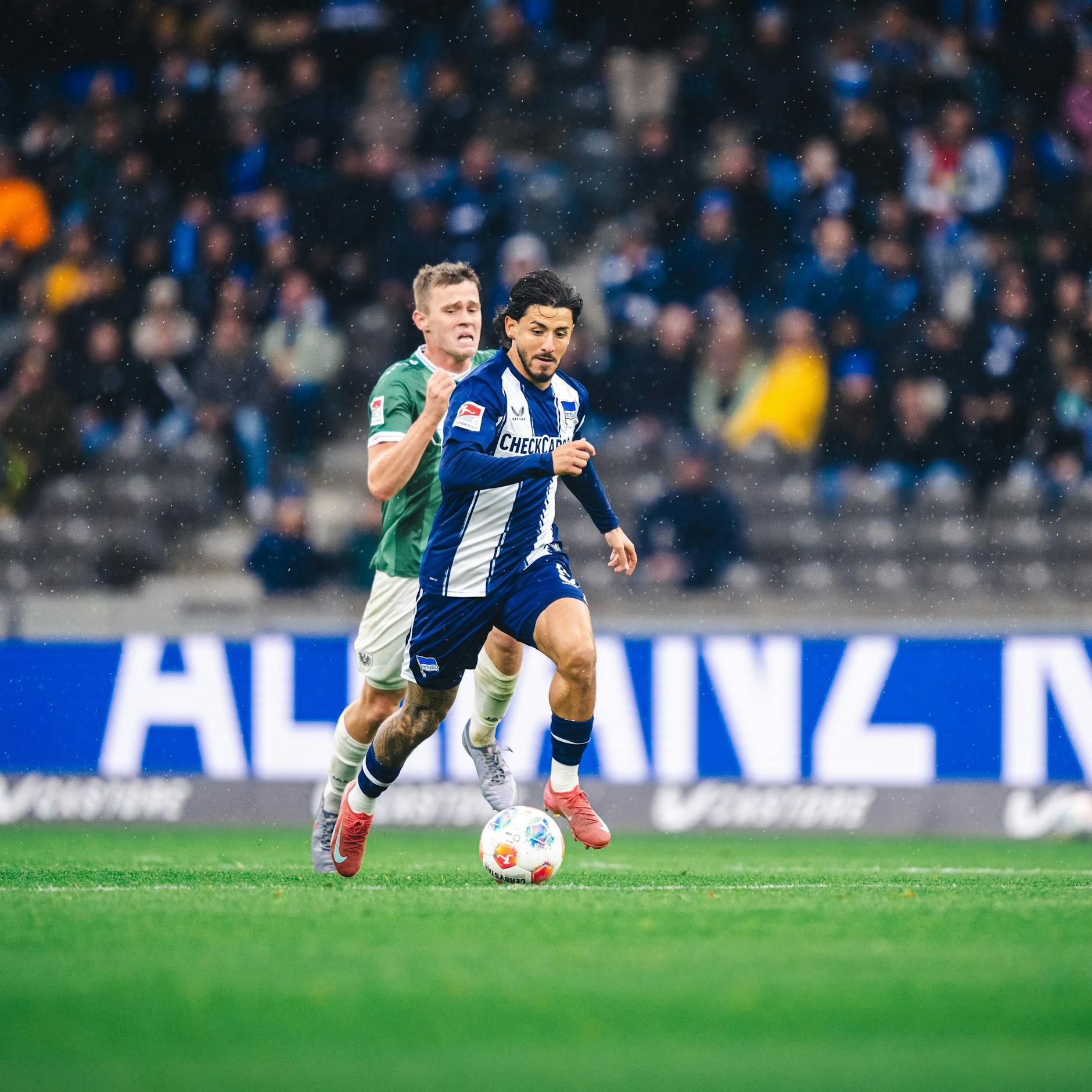 Hertha-Joker Kevin Sessa rannte aufs Tor zu. Statt zu Michael Cuisance zu spielen, versuchte er selbst den Torabschluss und scheiterte kläglich.