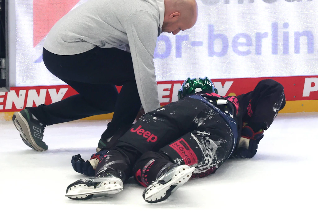 Das sieht böse aus: Patrick Khodorenko von den Eisbären Berlin verletzt sich schon im ersten Drittel gegen Ingolstadt.