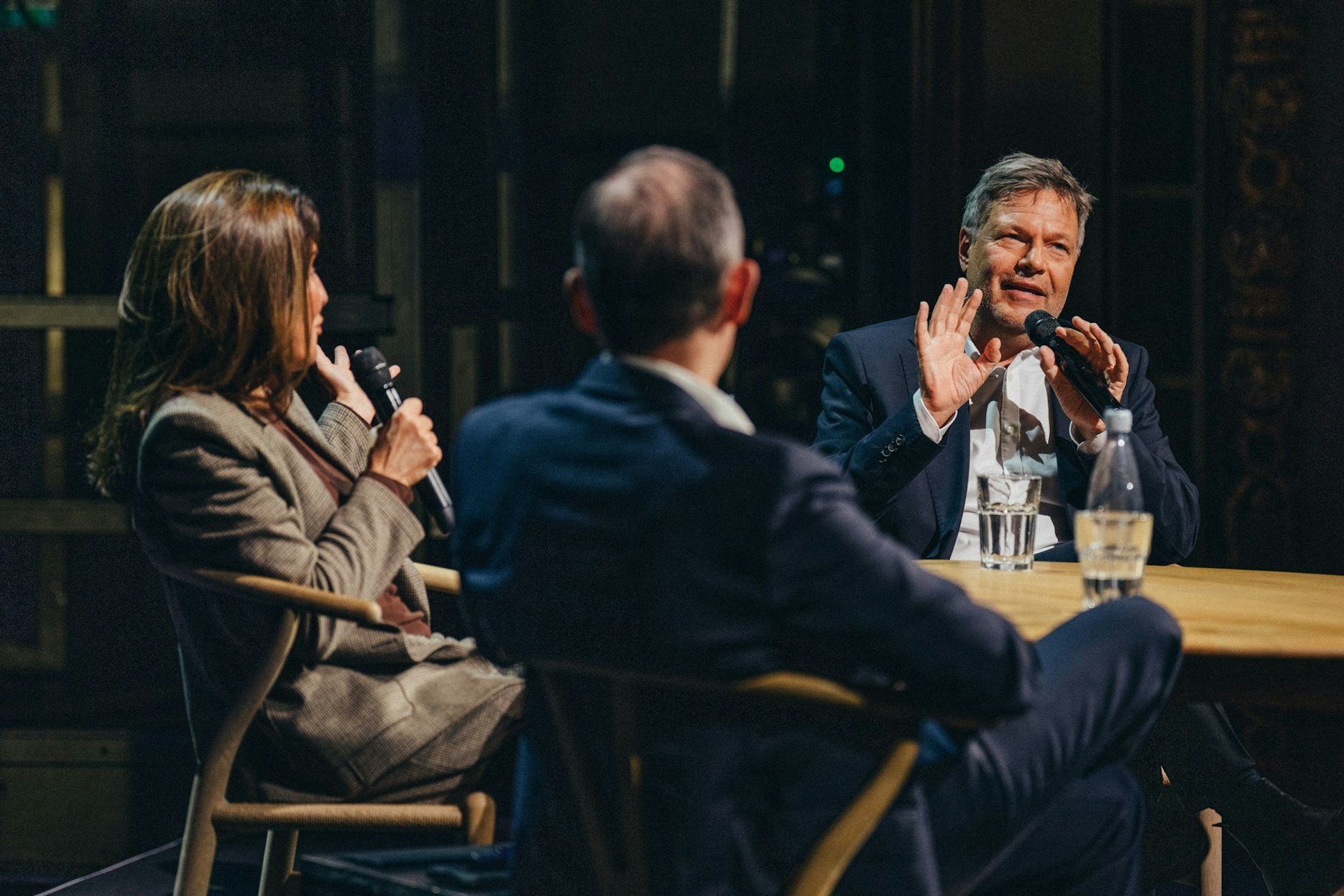 Robert Habeck im Berliner Ensemble, mit seinen Gästen Anne Will und Volker Wissing