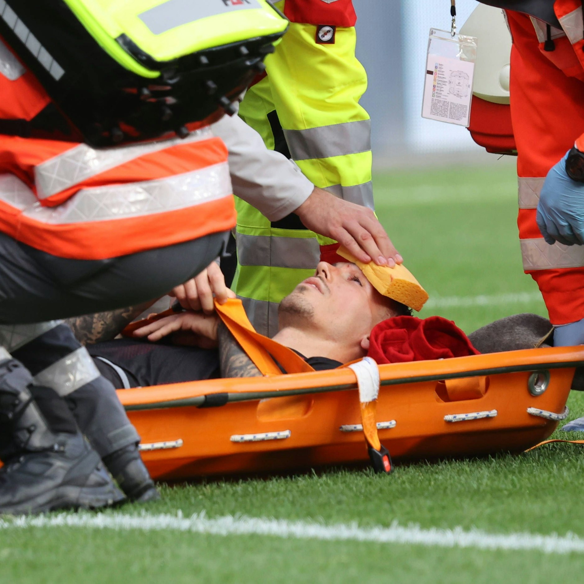 Völlig benommen musste Leverkusens Alejandro Grimaldo mit der Trage von Sanitätern vom Platz gebracht werden.