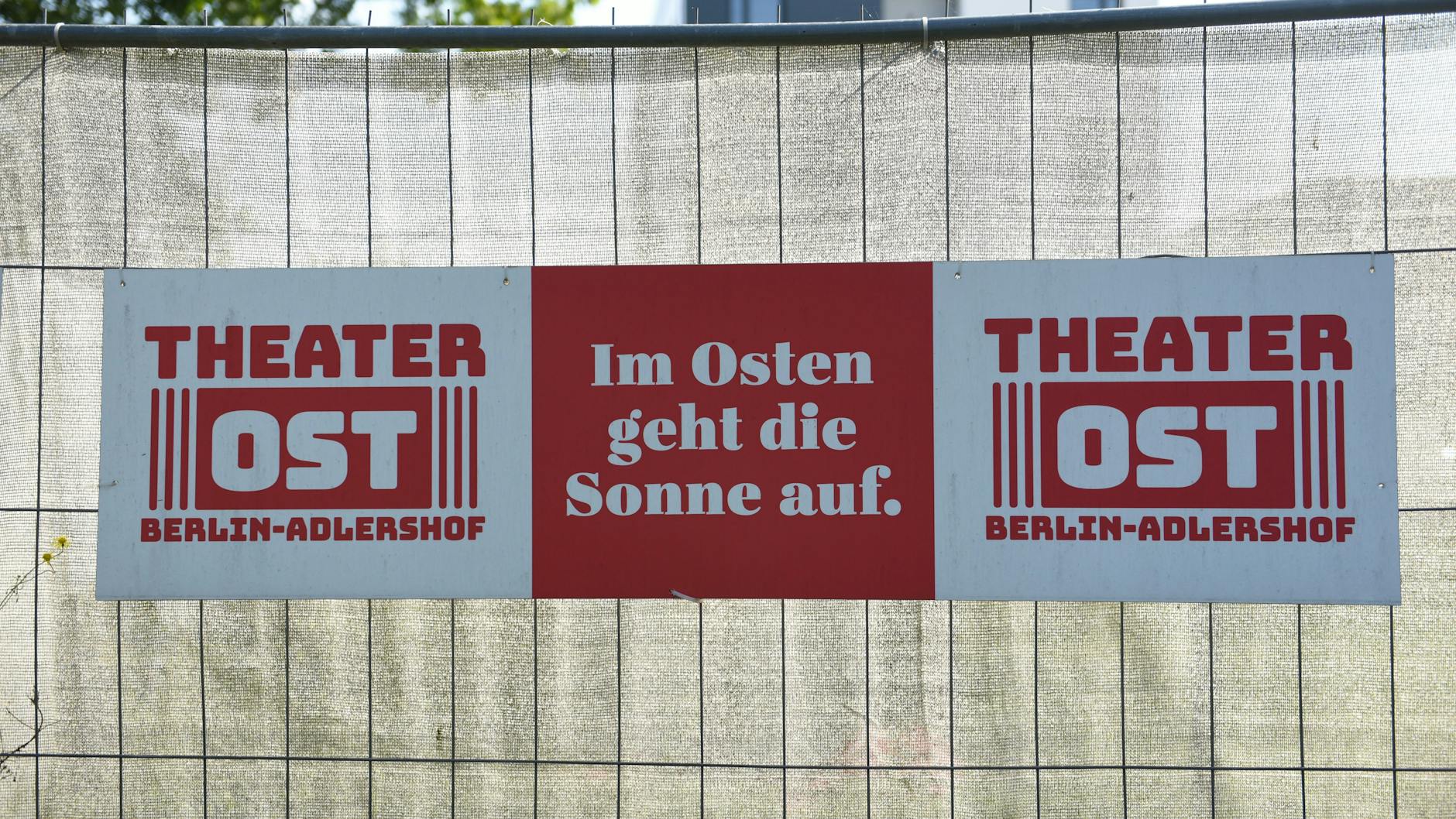 Ein Plakat wirbt für das Theater Ost. Was wird aus dem Haus in Adlershof?