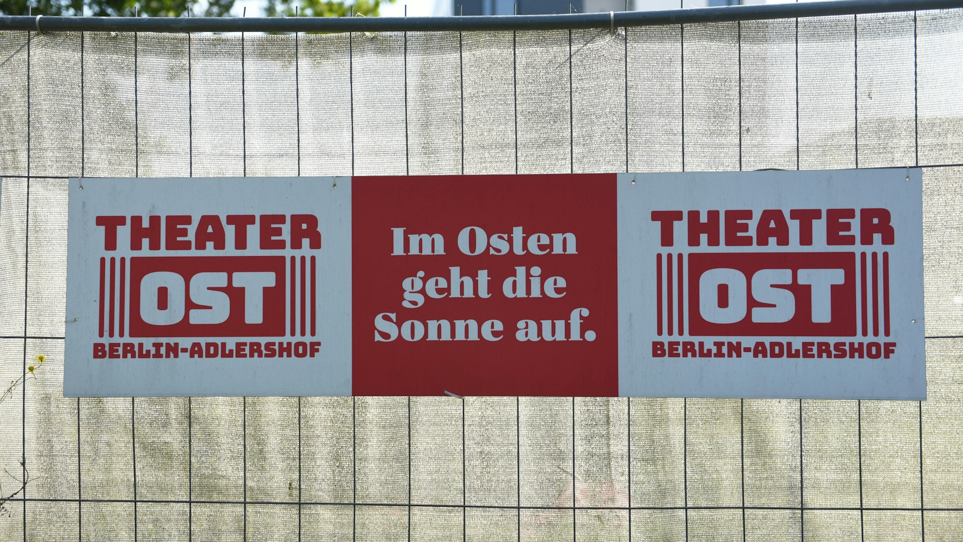 Ein Plakat wirbt für das Theater Ost. Was wird aus dem Haus in Adlershof?
