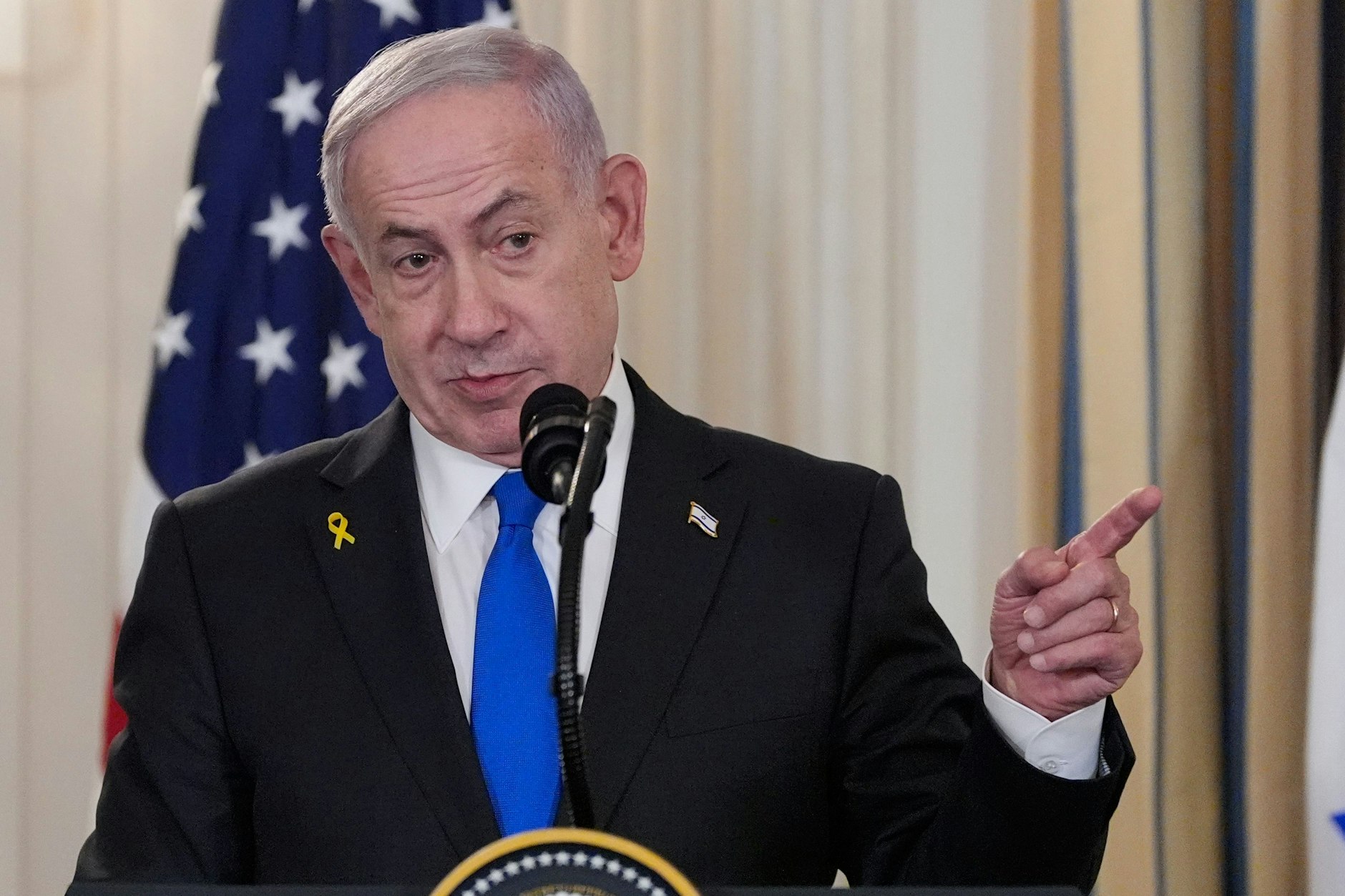Der israelische Ministerpräsident Benjamin Netanjahu spricht während einer Pressekonferenz mit US-Präsident Trump im State Dining Room des Weißen Hauses