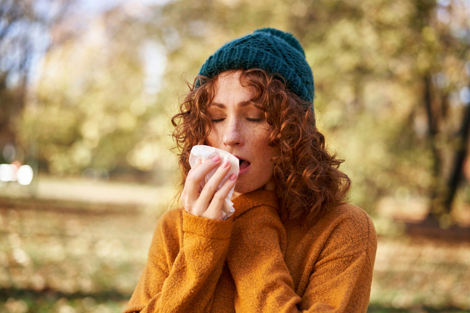 Mit dem Herbst beginnt die Erkältungssaison. Auch wenn man nur einen leichten Schnupfen hat, sollte man sich schonen, damit der Körper die Ruhe hat, sich ganz auf die Bekämpfung der Erreger zu konzentrieren.