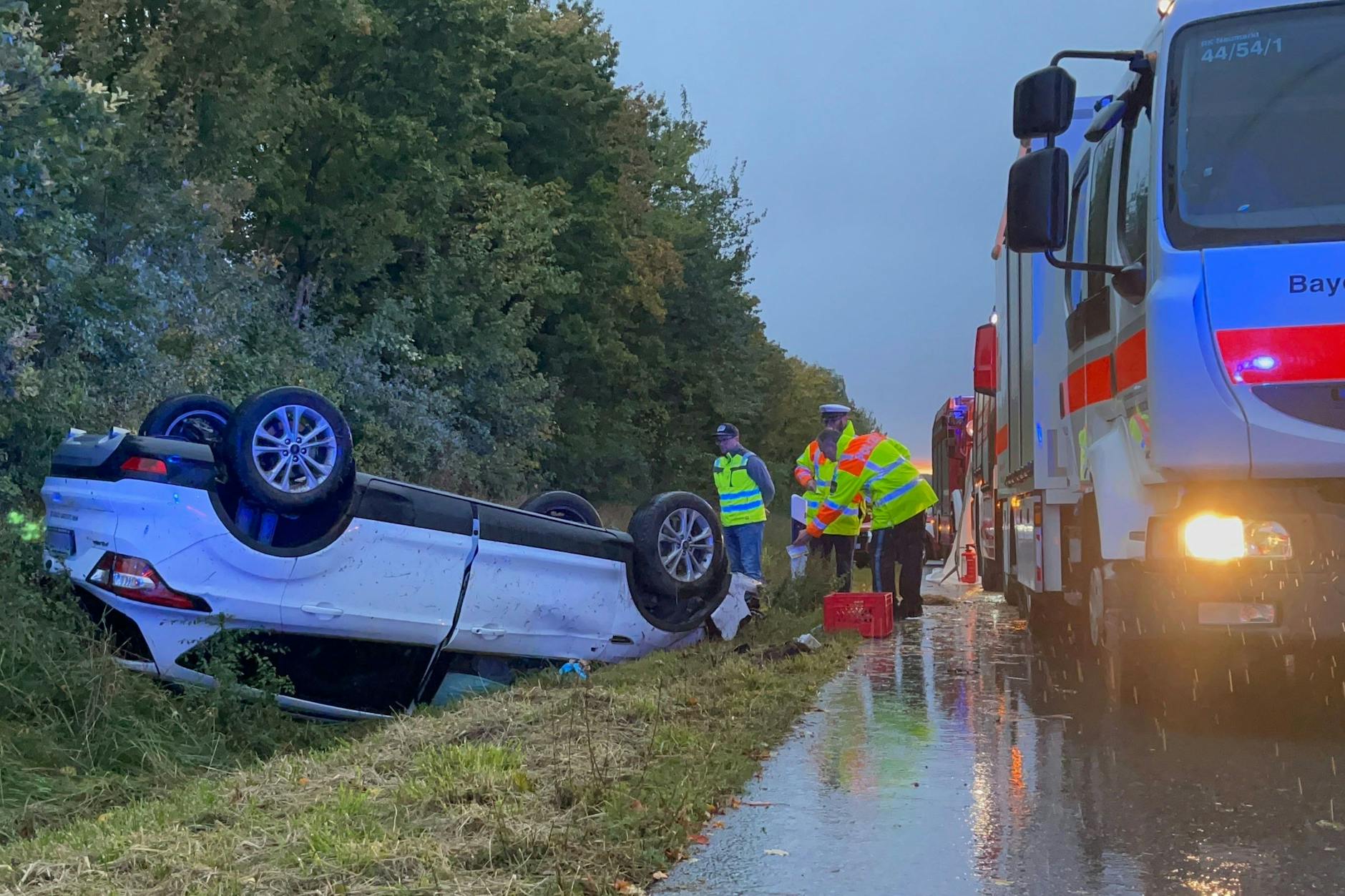 Unfallstelle auf der A3. Ein Unfall auf der A3 bei Parsberg endet tödlich: Eine Mutter und ihr Säugling sterben, Vater und Tochter kommen verletzt ins Krankenhaus. Die Ursache ist noch unklar.