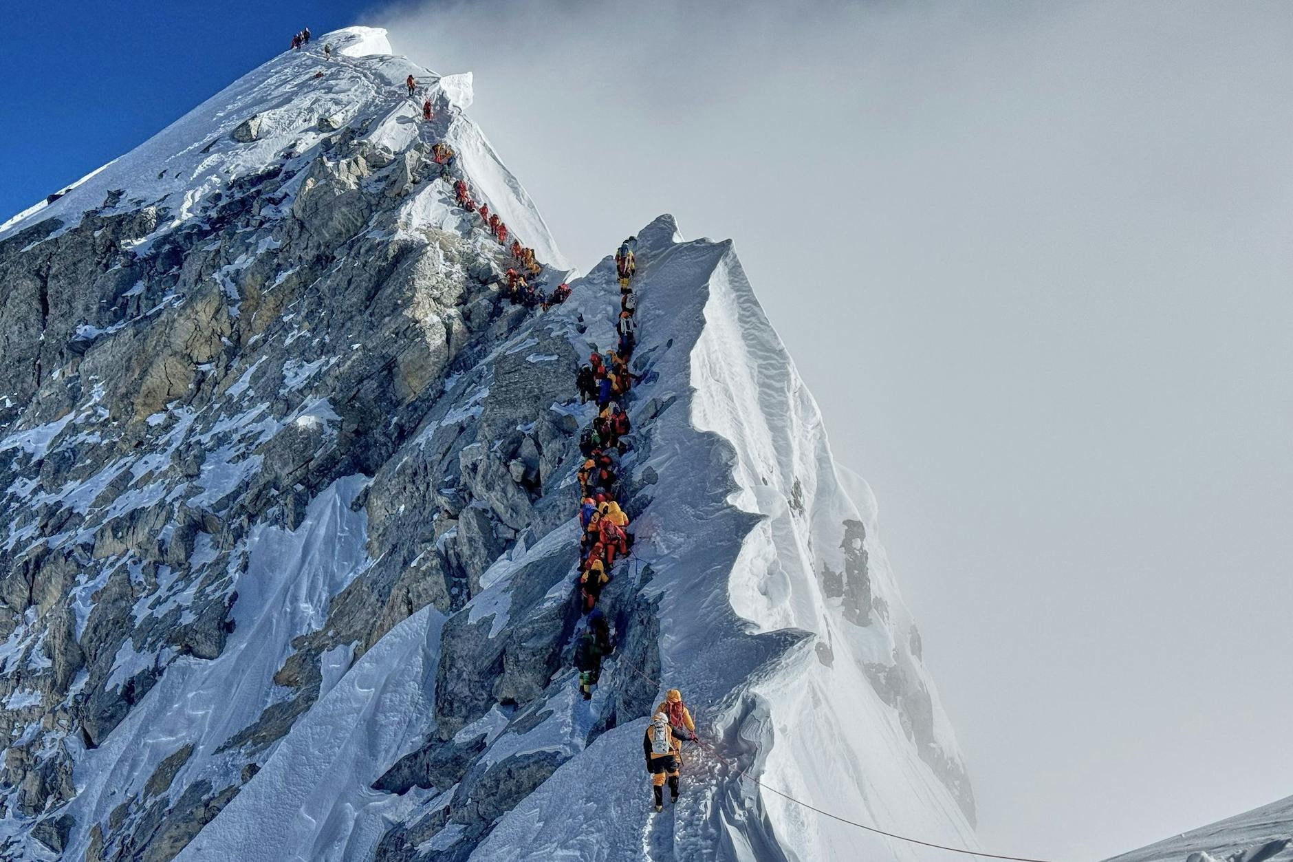 Bergsteiger nähern sich dem Gipfel des Mount Everest. Am Berg sitzen jetzt 1000 Menschen fest.
