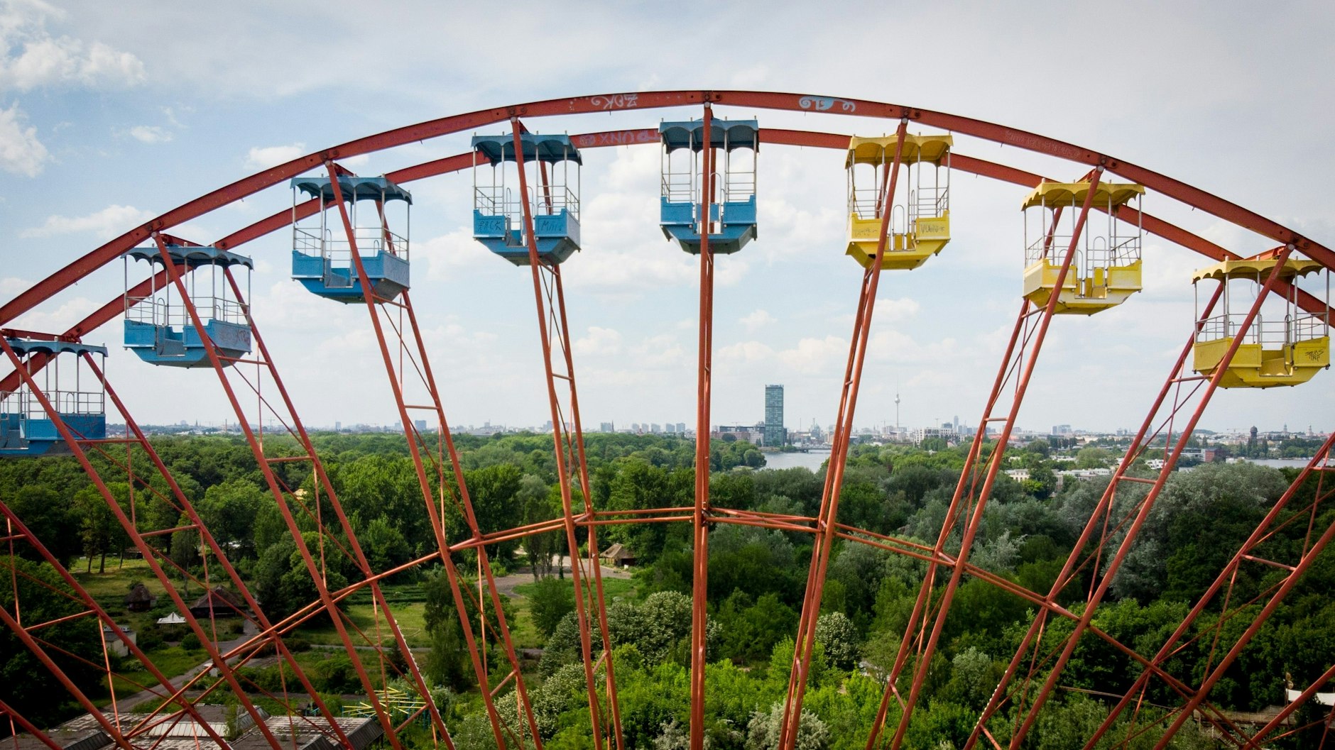 Als Landmarke wurde das Riesenrad im Jahr 1998 abgelöst - damals wurde das Hochhaus der Treptowers ganz in der Nähe fertiggestellt. Hier ist es im Hintergrund zu sehen.