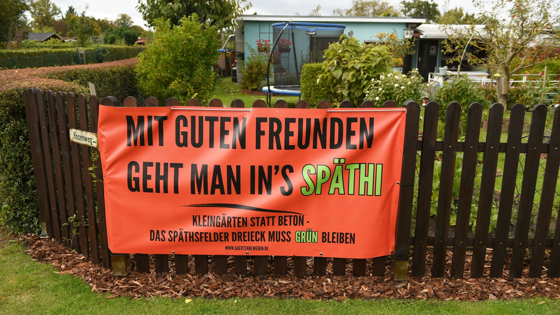 Pfiffige Sprüche stehen auf den Transparenten, die in den Gartenanlagen hängen.