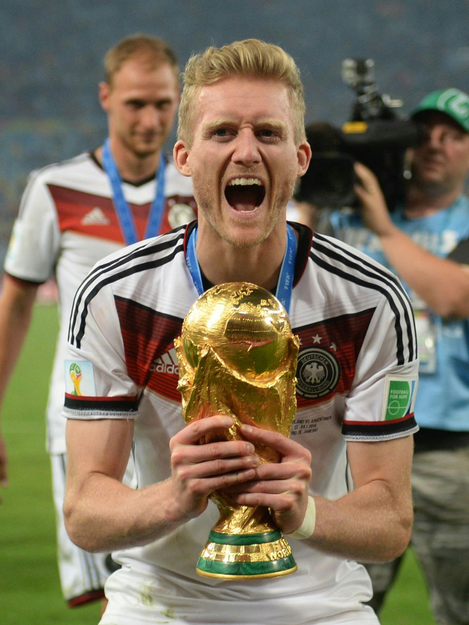 André Schürrle hält nach dem mit 1:0 gewonnenen Endspiel der Fußball-Weltmeisterschaft 2014 gegen Argentinien den Pokal in den Händen.