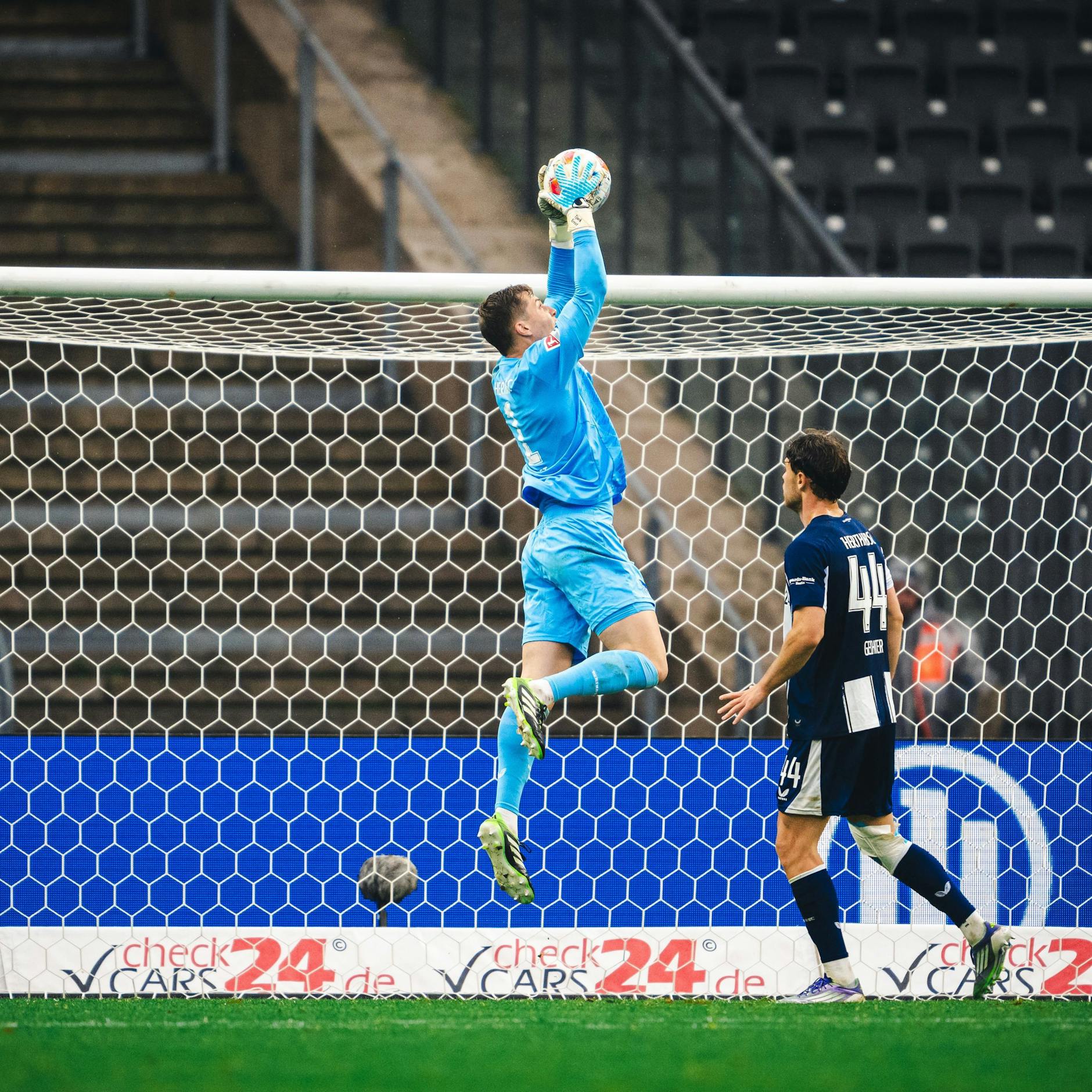 Hochspringen, Ball runterpflücken! Auch in dieser Disziplin wird Herthas junger Keeper Tjark Ernst immer besser.