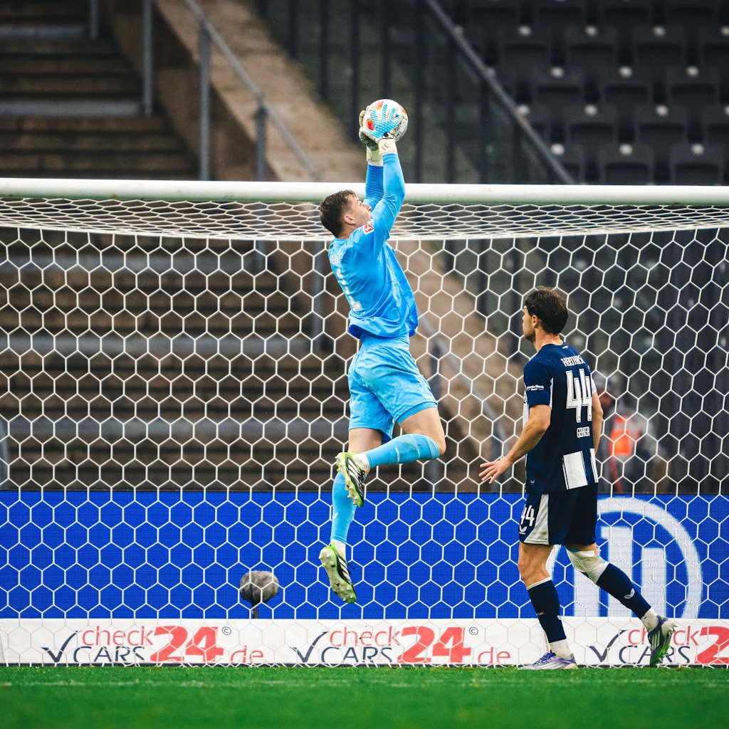 Hochspringen, Ball runterpflücken! Auch in dieser Disziplin wird Herthas junger Keeper Tjark Ernst immer besser.