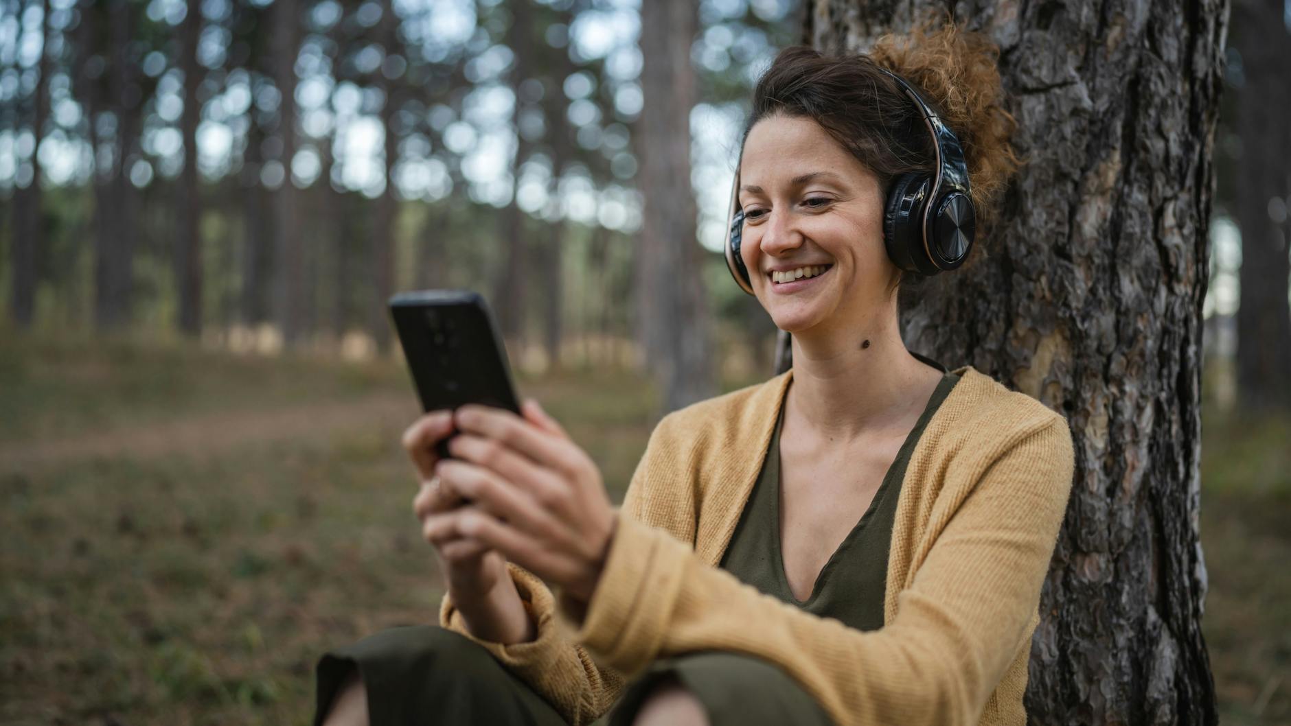 Gerade am Anfang kann eine geführte Meditation helfen, sich ins Meditieren einzufinden.